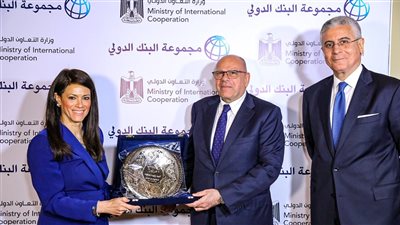 المشاط تكرم المدير القطري للبنك الدولي ومدير العمليات لجهودهما في تعزيز التعاون الثنائي 