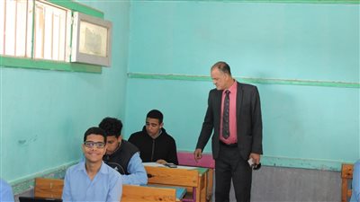 وكيل وزارة التربية والتعليم بالإسماعيلية يتفقد عددا من المدارس لمتابعة امتحانات النقل