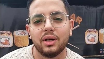 من كلية التمريض لبيع السوشي.. شاب يجوب شوارع المنوفية بعربة متنقلة لبيع السوشي| بث مباشر