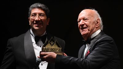 المستشار أمير رمزي يكرم عمر خيرت وناير ناجي تقديرًا لدعمهم لمؤسسة راعي مصر