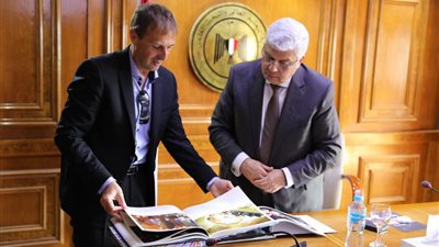 وزير التعليم العالي يبحث سبل دعم التعاون العلمي مع المنظمة الأوروبية للبحوث النووية