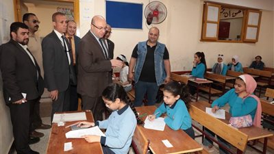 محافظ بني سويف يتفقد سير امتحانات نهاية العام لطلبة الصف السادس الابتدائي 