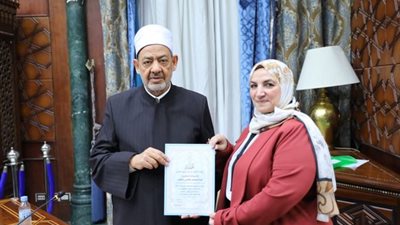 شيخ الأزهر يكرم الدكتورة إلهام شاهين لنيل المشيخة المركز الأول في جائزة تكافؤ الفرص وتمكين المرأة