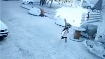 بمريلة المدرسة.. جيش الاحتلال الإسرائيلي يطارد طفلة أثناء عودتها من المدرسة| فيديو