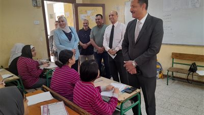 مدير تعليم الجيزة يتفقد أعمال الامتحانات بإدارة الوراق.. ويطمئن على أداء المنصة الإلكترونية| صور