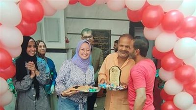 أساتذة وطلاب السياسة والاقتصاد بالسويس ينظمون ممرا شرفيا لعامل بالكلية