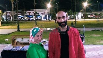 زوجان يواجهان ظروف الحياة ببيع ساندوتشات في الشارع بعد إغلاق محلهما: ربنا جبر بخاطرنا