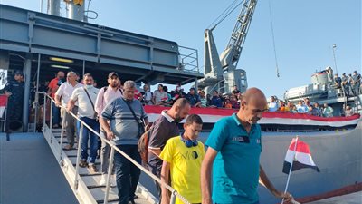 محافظ البحر الأحمر: فوجئنا بحالة ولادة في ميناء سفاجا عقب وصول فوج من العالقين في السودان