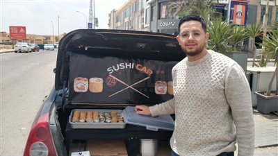 المنايفة حبوا السوشي.. أحمد ممرض بدرجة بائع مأكولات آسيوية: القطعة بـ 10جنيهات وعليها إقبال كبير