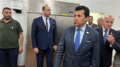 وزير الرياضة يطمئن على الحالة الصحية لبعض المصابين بنزلات معوية بالجزيرة 