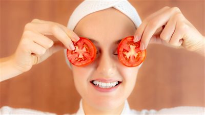 5 طرق لاستخدام الطماطم للحصول على بشرة مشرقة في الصيف