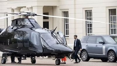 بالتزامن مع التضخم.. هجوم على رئيس وزراء بريطانيا بسبب هوسه بركوب الطائرات