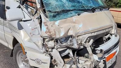 إصابة 4 أشخاص صدمهم ميكروباص على طريق جسر السويس