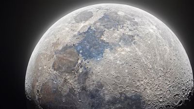 التقطها من منزله.. مصور يلتقط صورة تفاعلية تضم جميع معالم القمر 