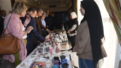 محافظ الفيوم يستعرض مشروعات حياة كريمة والحرف اليدوية والتراثية | صور