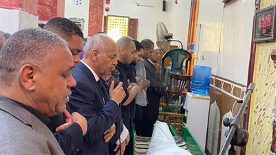 مصطفى بكرى يؤم المصلين في صلاة الجنازة على شقيقه محمود قبل دفنه بمقابر العائلة بقنا