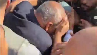 إصابة مصطفى بكري أثناء تشييع جثمان شقيقه | صور