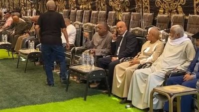 تظهر عليه علامات الحزن.. مصطفى بكري ينتظر وصول جثمان شقيقه لدفنه بمسقط رأسه في قنا | بث مباشر 
