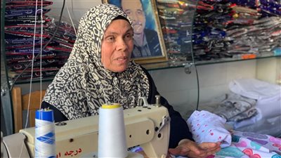 قصة كفاح زينب سيدة أرملة ببورسعيد: ربيت ولادي الـ6.. وصورة زوجي سندي بعد رحيله | صور وفيديو