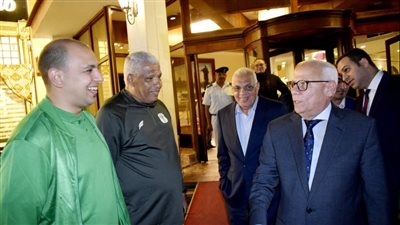 محافظ بورسعيد يلتقي بالجهاز الفني الجديد للنادي المصري| صور 