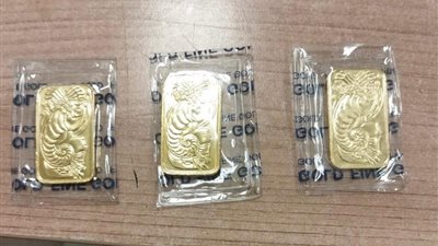 ضبط 6 ركاب حاولوا تهريب سبائك ومشغولات ذهبية بمطار القاهرة