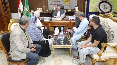 استجابة لـ القاهرة 24.. محافظ المنوفية يلتقي 4 أسر انهارت منازلهم في انفجار أسطوانة بوتاجاز