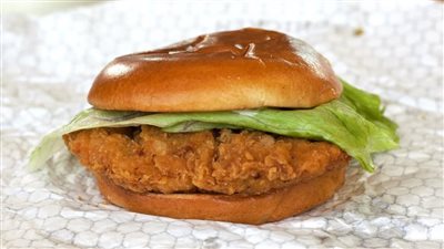 أعشاب بحرية وخشب.. اكتشاف مكونات غريبة في ساندويتشات الدجاج بمطاعم الوجبات السريعة