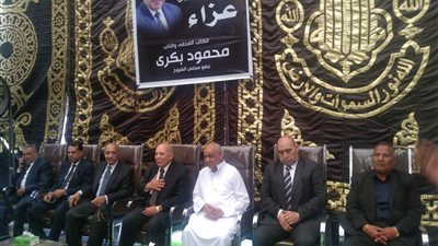 عادل لبيب يقدم واجب العزاء في وفاة محمود بكري 