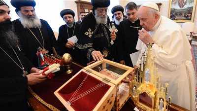 أجزاء من ملابس شهداء ليبيا الأقباط.. تفاصيل هدية البابا تواضروس لـ بابا الفاتيكان