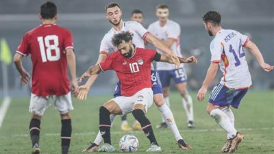 طاقم تحكيم من غانا يدير مباراة منتخب مصر وغينيا في تصفيات أمم إفريقيا 