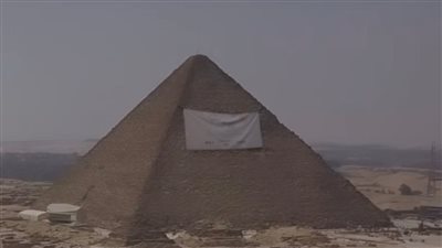 لافتة على الأهرامات لـ إعلان موعد خطوبة تثير الجدل عبر السوشيال ميديا