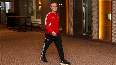 كولر يعقد محاضرة فنية قبل خوض مران الأهلي الرئيسي استعدادًا لمواجهة الترجي