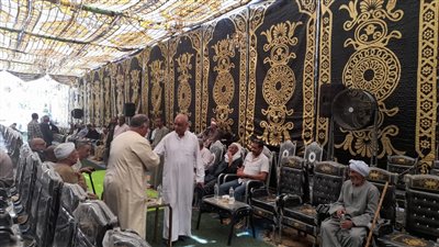 بالجلابية البيضاء.. مصطفى بكري يواصل تلقي العزاء في شقيقه لليوم الثاني