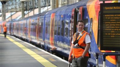 للمطالبة برفع الأجور.. عمال السكك الحديدية في بريطانيا يبدؤون إضرابا عن العمل