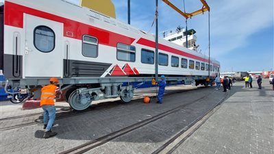 النقل: وصول 15 عربة ثالثة مكيفة لميناء الإسكندرية قادمة من المجر | بالصور