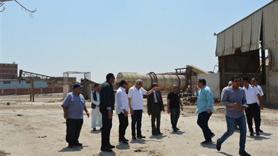 محافظ الجيزة يتابع أعمال تطوير الطرق بمركز كرداسة والمنطقة الصناعية 