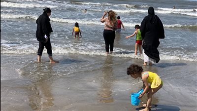 رغم الأمواج.. فرحة كبيرة للمصطافين بشاطئ بورسعيد خلال الإجازة الأسبوعية | صور وفيديو