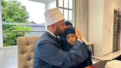 أول تعليق من أسامة الأزهري بعد الجدل حول حمله على الأعناق في إندونيسيا