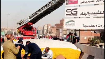 وقع على المرتبة.. إنقاذ مختل عقليا حاول إلقاء نفسه من أعلى لافتة إعلانية بدائري البساتين