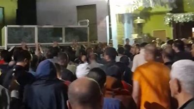 بالدموع والصراخ.. انهيار أسرة مهندس ابتلعته بيارة صرف صحي أثناء تشييع جنازته بالشرقية | بث مباشر