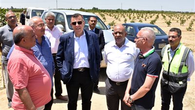 المتيني يتفقد مزارع جامعة عين شمس بالنوبارية: نعمل على إدخال طرق حديثة وذكية في الزراعة 