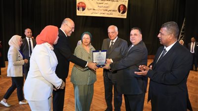 بينهم عائشة عبد الهادي وزير القوى العاملة السابق.. محافظ الجيزة يكرم 200 عامل متميز