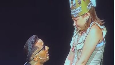 طفلة تنهار من البكاء بعد رؤية محمد رمضان على المسرح في أمريكا