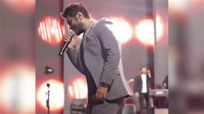 تامر حسني بعد بكائه على أغنية ارجعلي في حفله بالكويت: الفنان بيندمج وبيتأثر غصب عنه | فيديو 