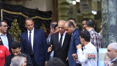 مصطفى بكري يستقبل عزاء شقيقه محمود بمسجد عمر مكرم