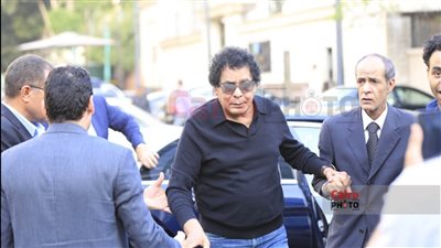 محمد منير ومحمود الخطيب أول الحاضرين في عزاء الراحل محمود بكري بمسجد عمر مكرم | بث مباشر 