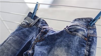 كيفية إزالة الحبر من الملابس الجينز.. 5 طرق فعالة في التنظيف 