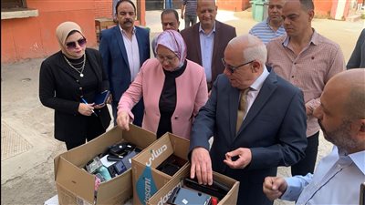 تخصيص كراتين لجمع الهواتف المحمولة على أبواب لجان الشهادة الإعدادية ببورسعيد | صور
