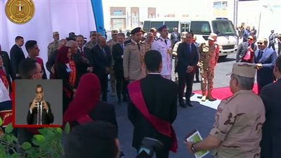 السيسي يتوسط صورة تذكارية مع بعض منجزي مشروع شرق العوينات