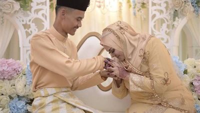 رغم أنها تكبره بـ26 عاما.. ماليزي يتزوج معلمته السابقة في المدرسة